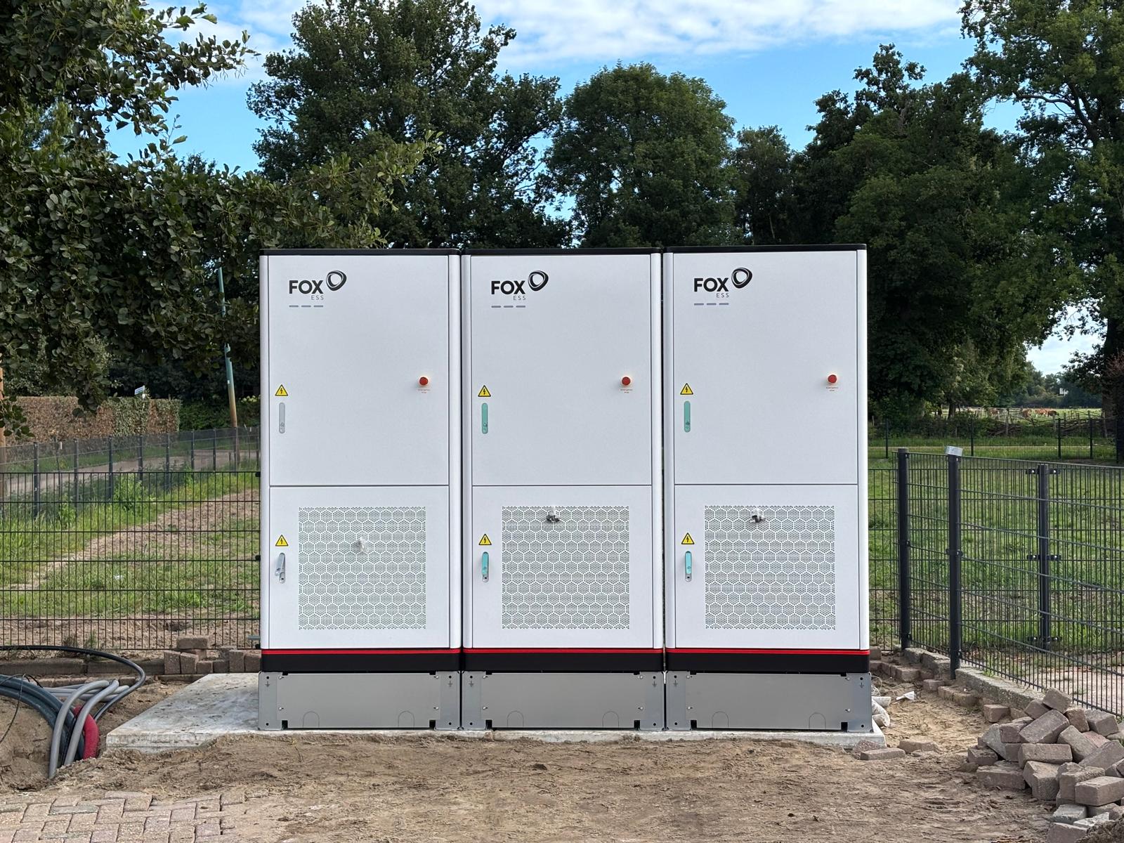 Drie FOX ESS batterijopslagsystemen geplaatst op onderconstructies van ROEF.