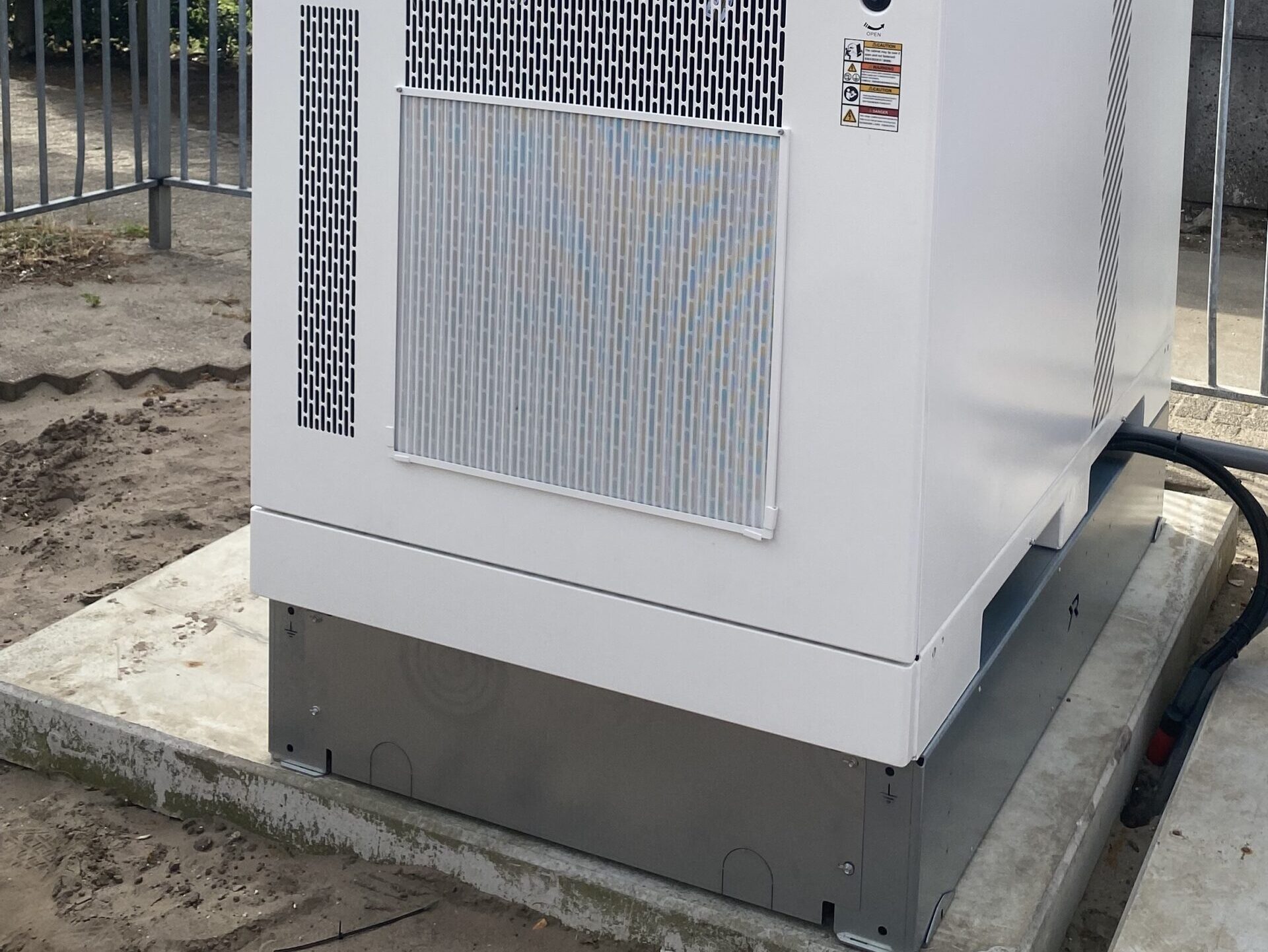 Batterijopslagsysteem geplaatst op een metalen onderconstructie van ROEF.