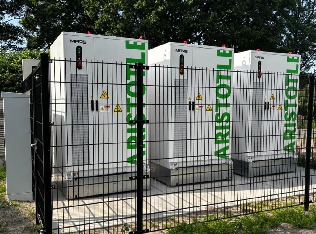 Drie MARS ARISTOTLE batterijopslagsystemen op metalen onderconstructies van ROEF