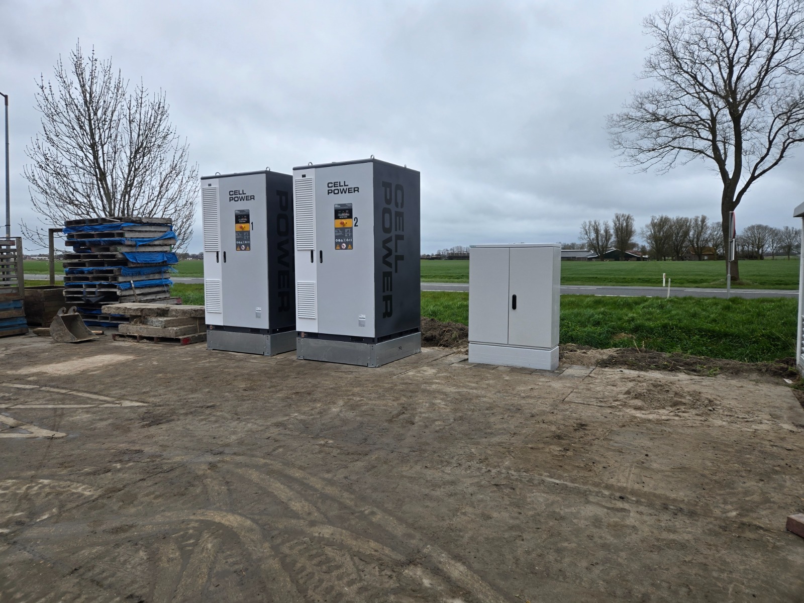 Twee Cellpower Intercell batterijopslagsystemen op ROEF onderconstructies